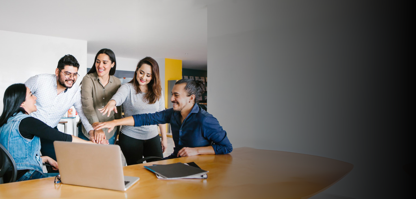 Equipo de trabajo colaborando y compartiendo ideas alrededor de una mesa.